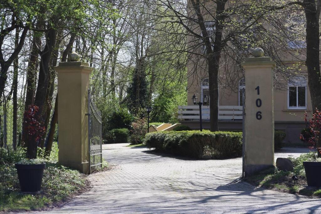 Emily'S Deichbude In Einer Historischen Villa In Dornumersiel Exterior foto